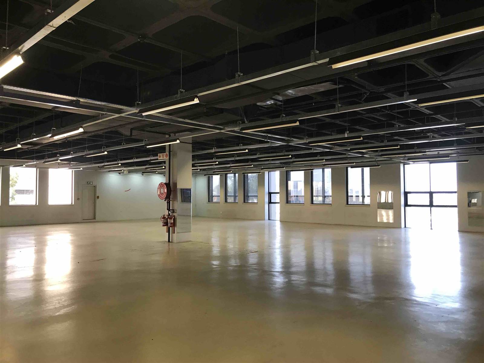 1662  m² Industrial space in Eastgate photo number 3