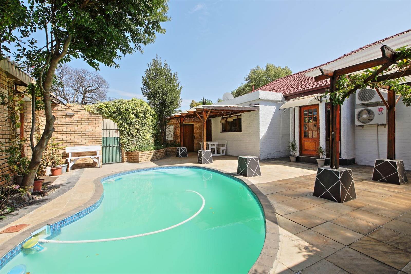 4 Bed House in Saxonwold photo number 2