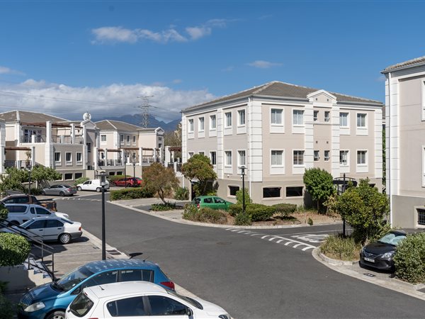 262  m² Commercial space in Somerset West Central