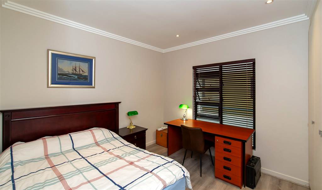 2 Bed Apartment in Bedford Gardens photo number 13