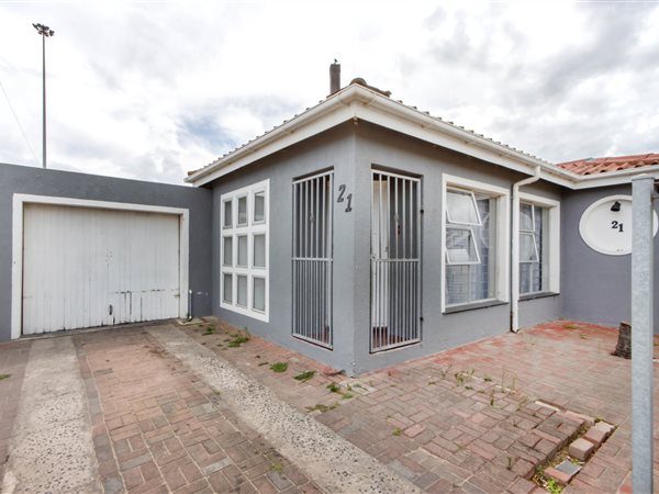 4 Bed House in Gustrouw