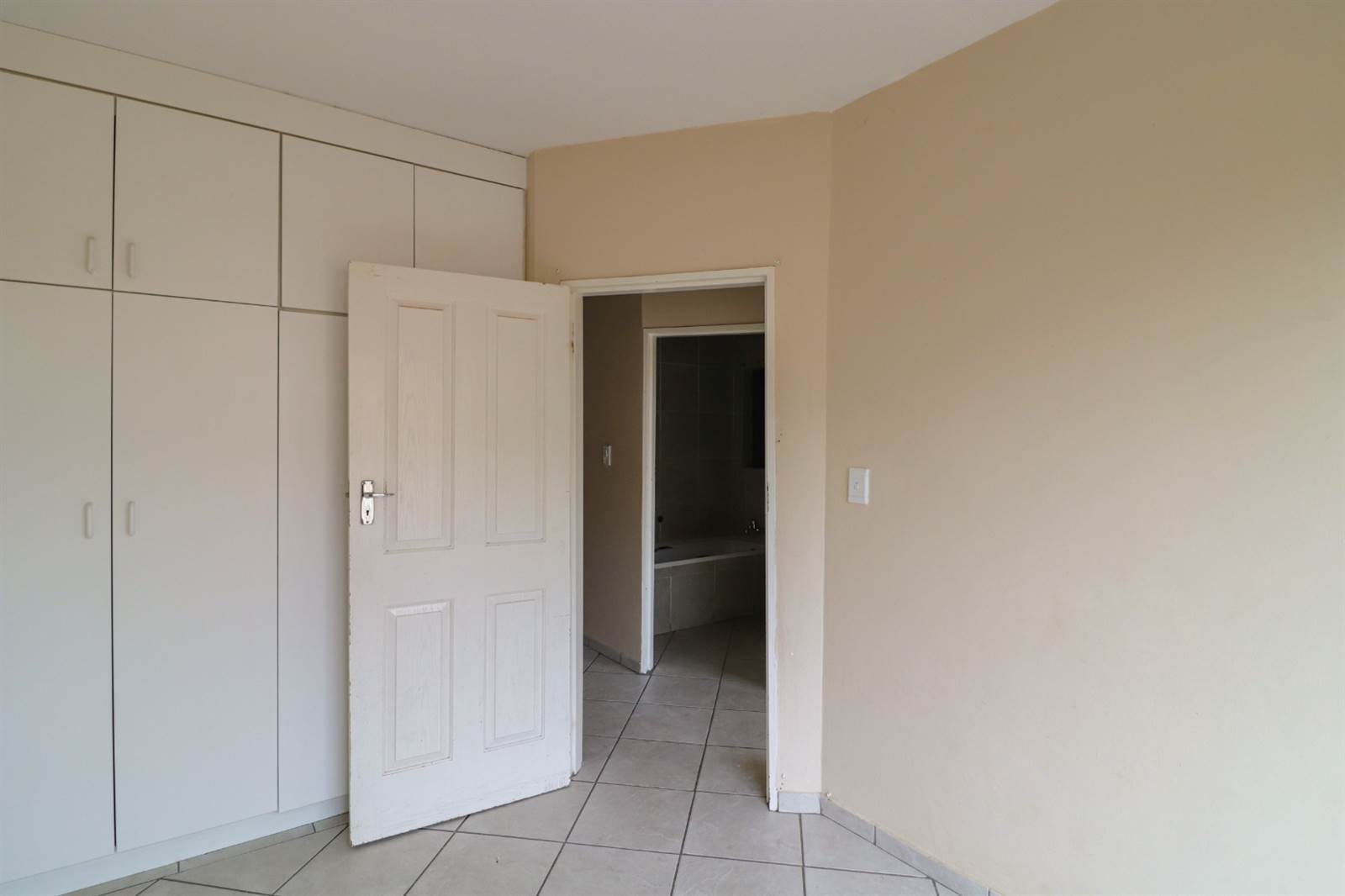 2 Bed Apartment in Randfontein Central photo number 10
