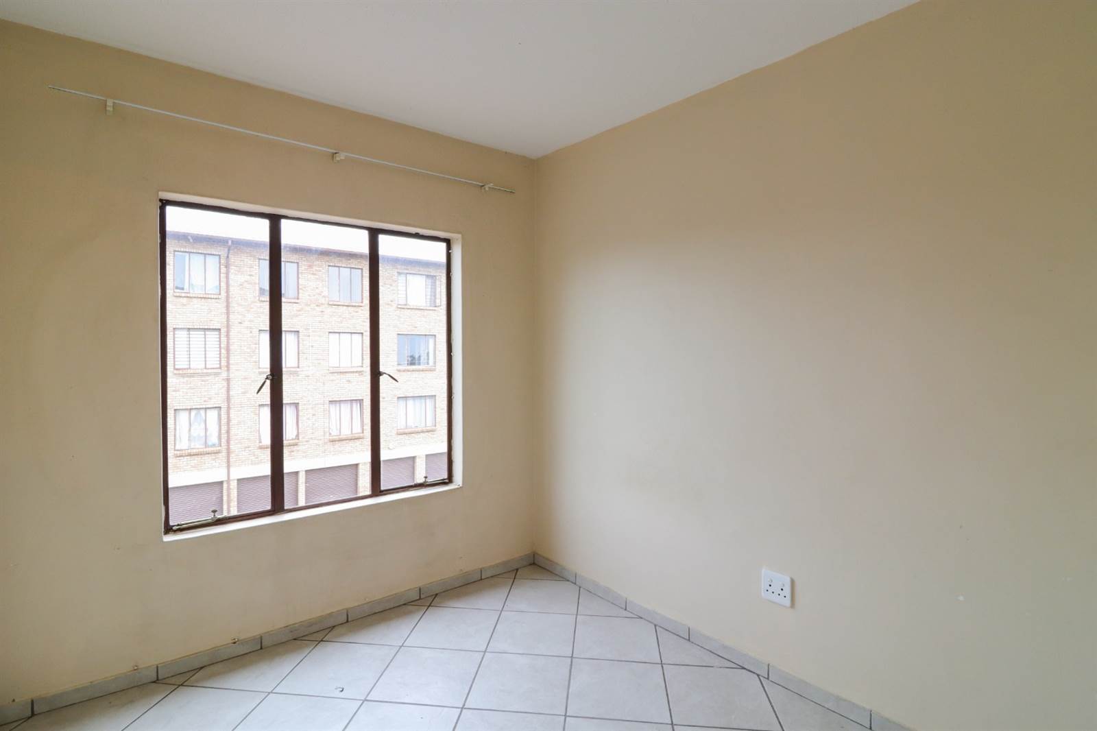 2 Bed Apartment in Randfontein Central photo number 9