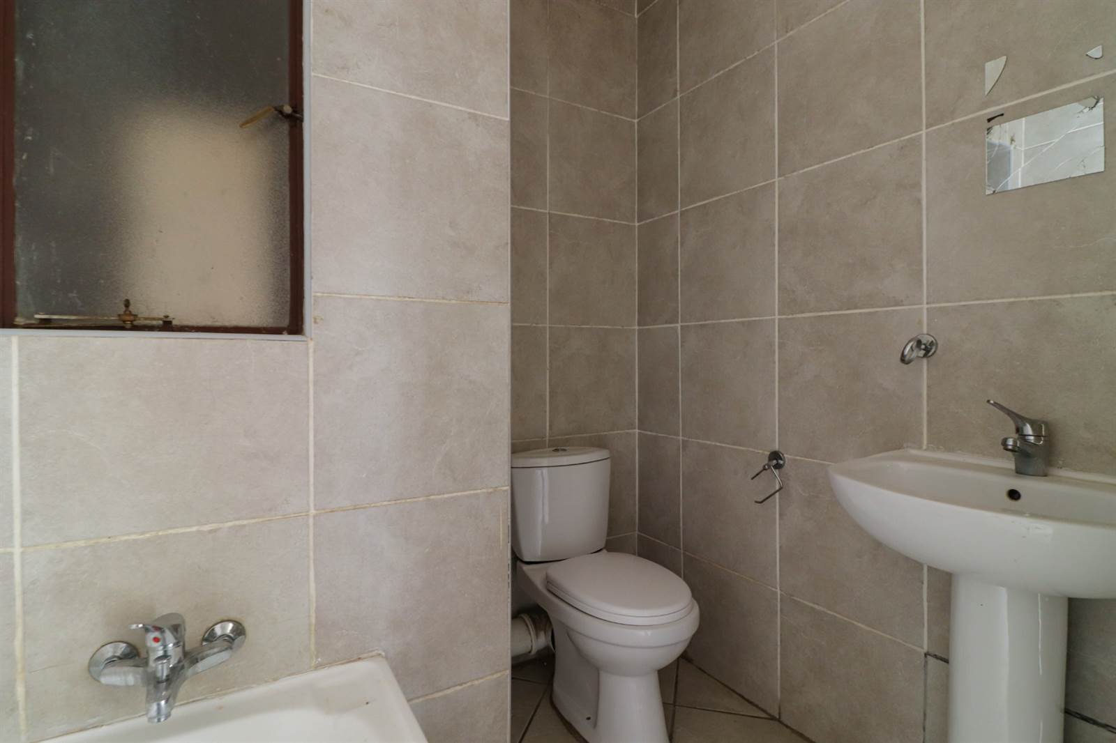 2 Bed Apartment in Randfontein Central photo number 12