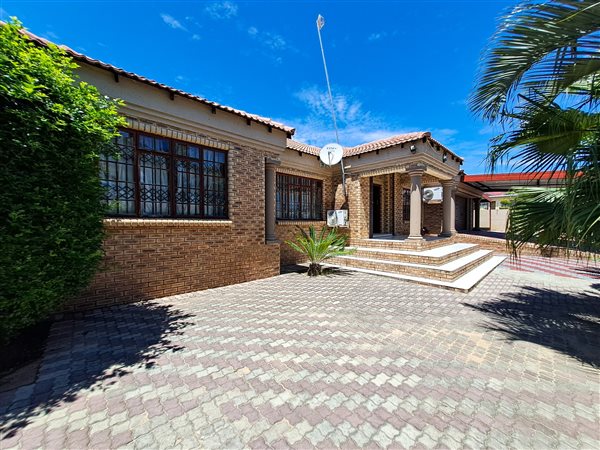 4 Bedroom House 4 Bedroom House