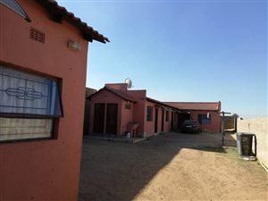 9 Bed House in Lakeside