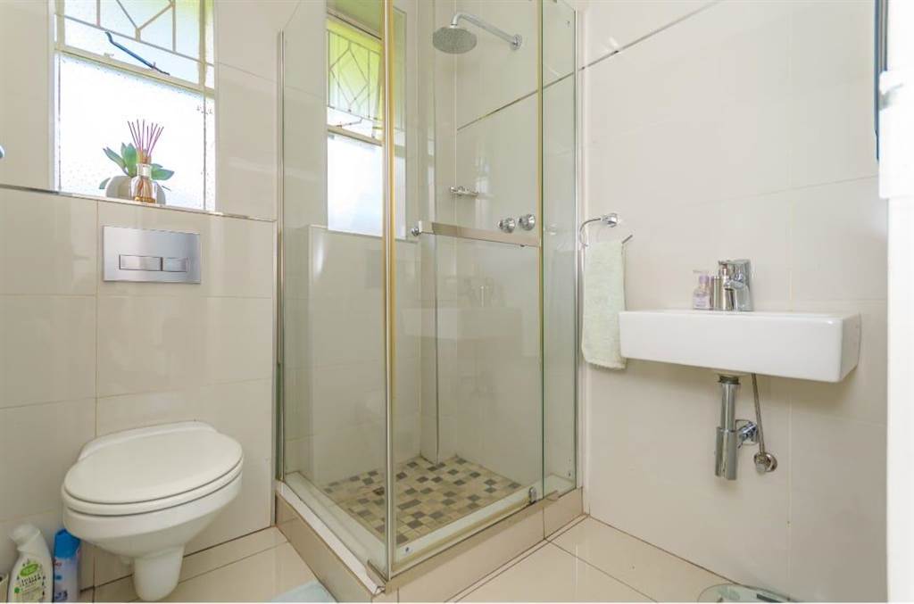 2 Bed Apartment in Kew photo number 9