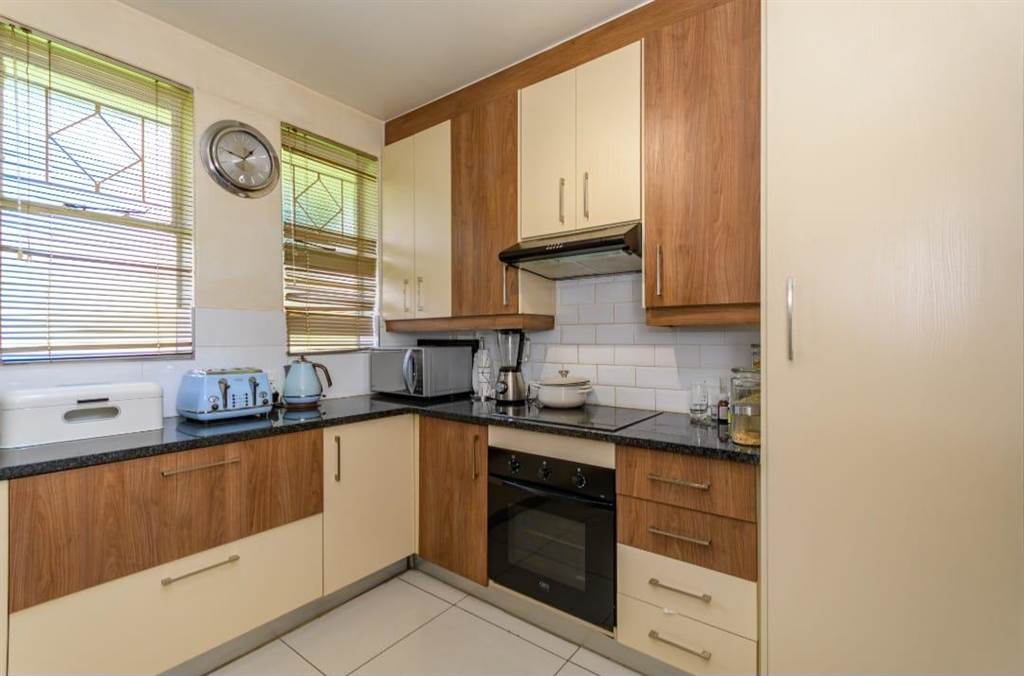 2 Bed Apartment in Kew photo number 5