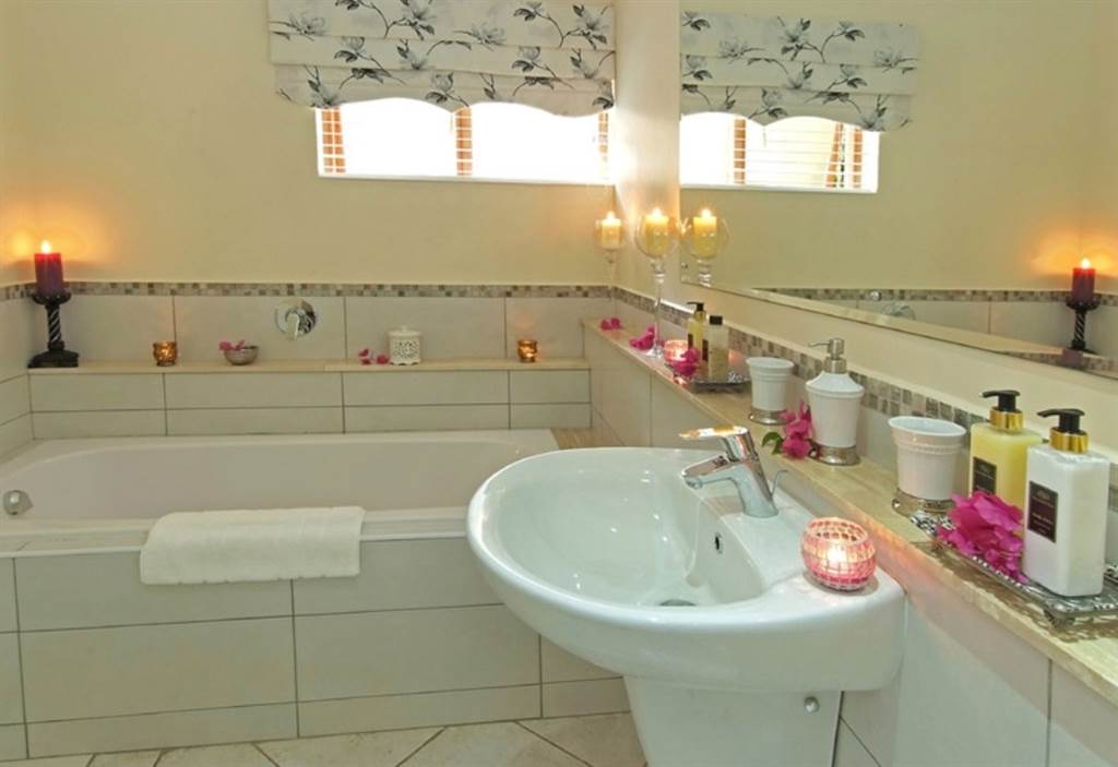 8 Bed House in Umhlanga Rocks photo number 19