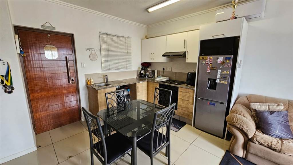 2 Bed Apartment in New Town Centre (Gateway) photo number 6