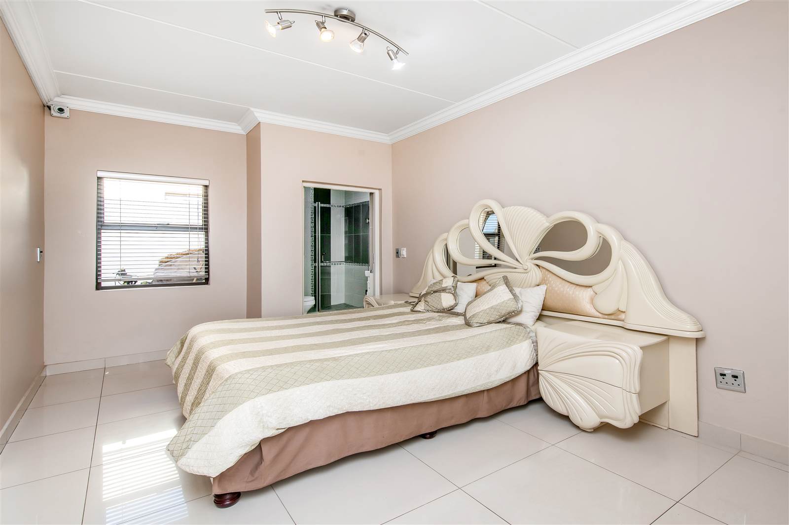 7 Bed House in Kyalami Hills photo number 11