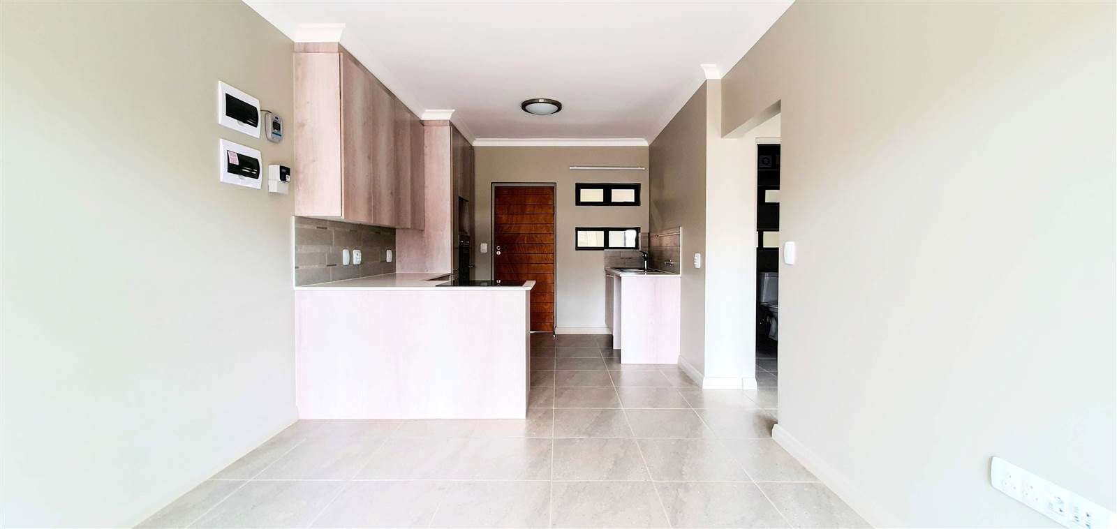 1 Bed Apartment in Waterkloof photo number 3