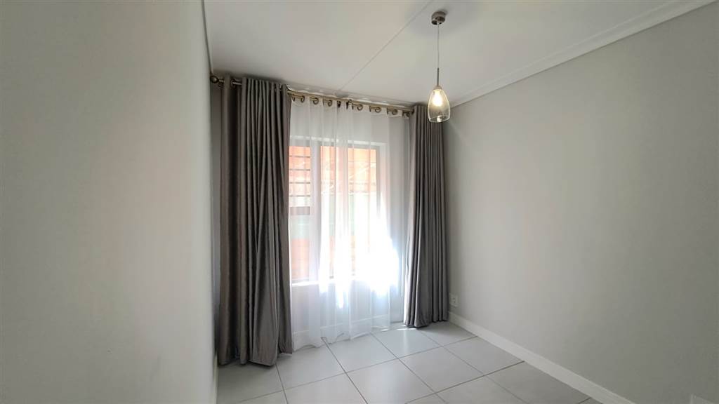 3 Bed Apartment in Mooikloof Glen photo number 6