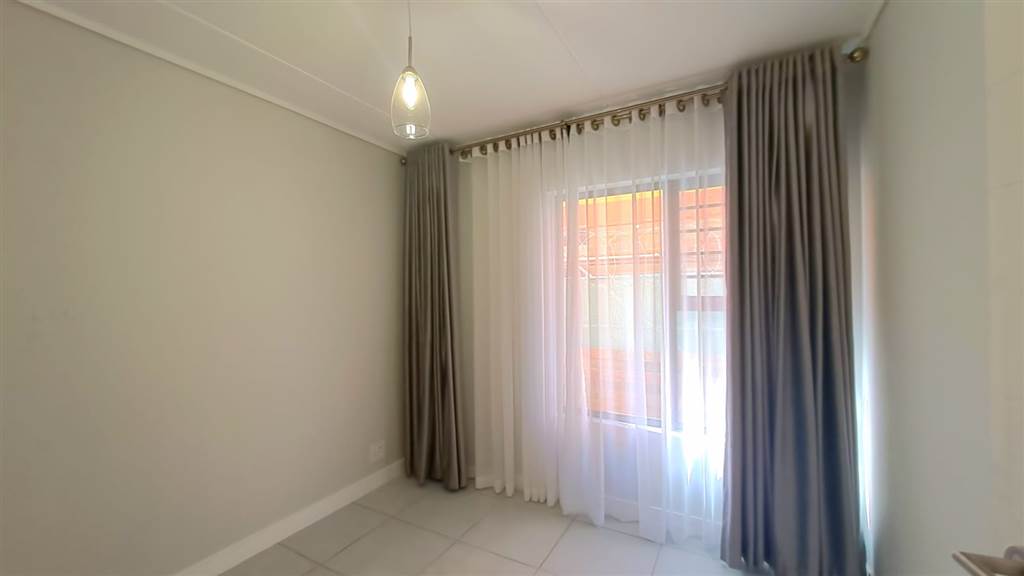 3 Bed Apartment in Mooikloof Glen photo number 14