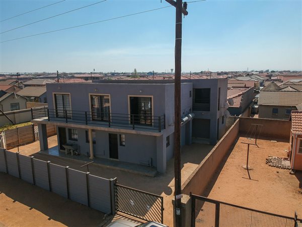 326  m² Commercial space in Protea Glen