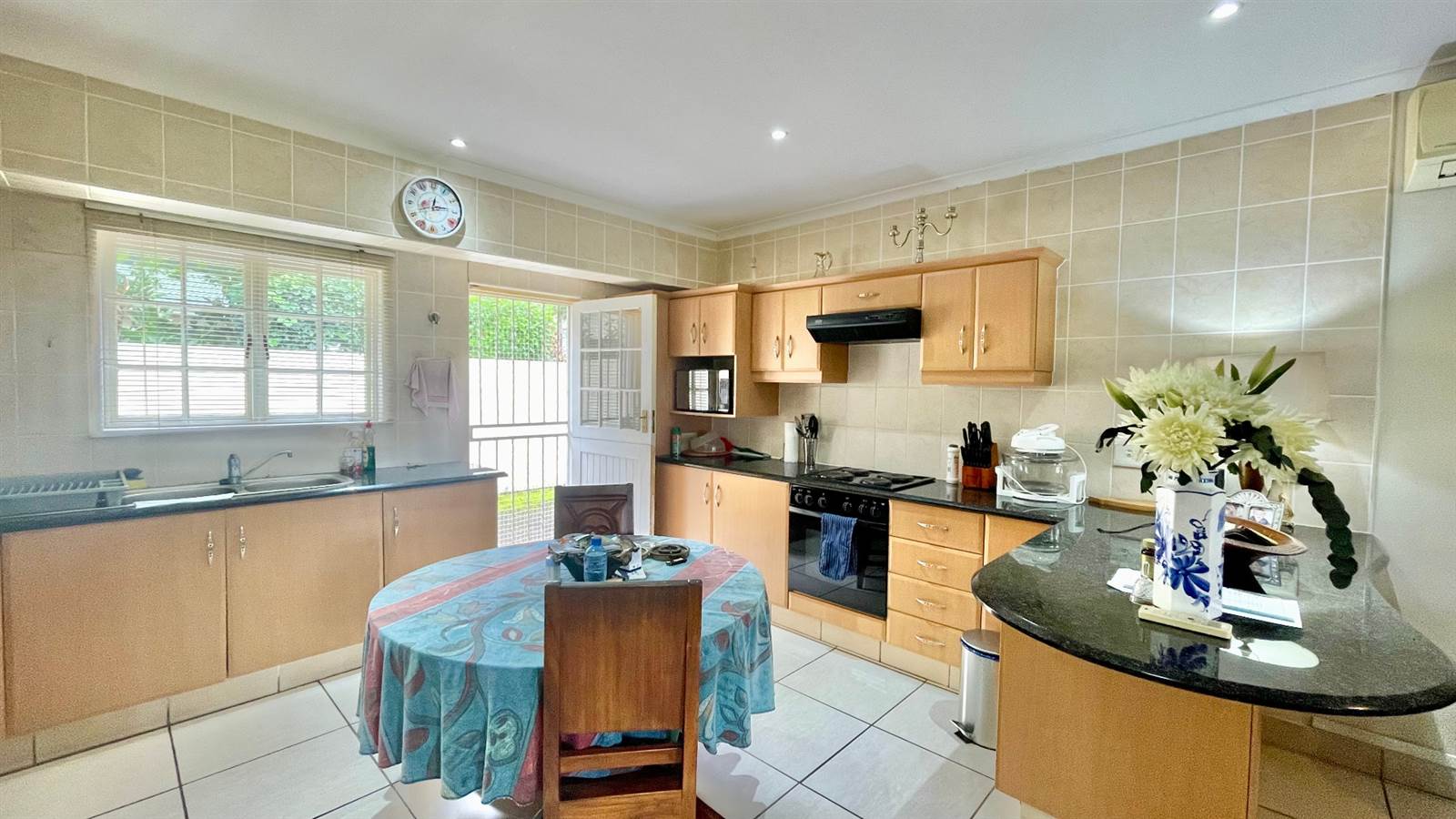 3 Bed Townhouse in Umtentweni photo number 8