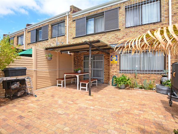 3 Bed Townhouse in Tableview