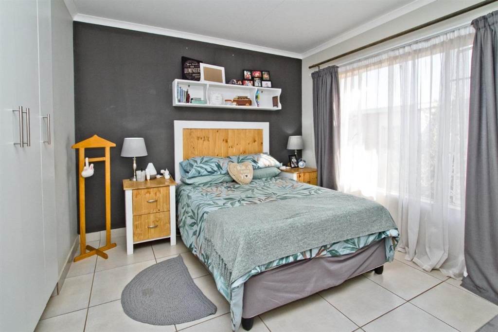 2 Bed Townhouse in Hazeldean (Silverlakes Surroundings) photo number 11