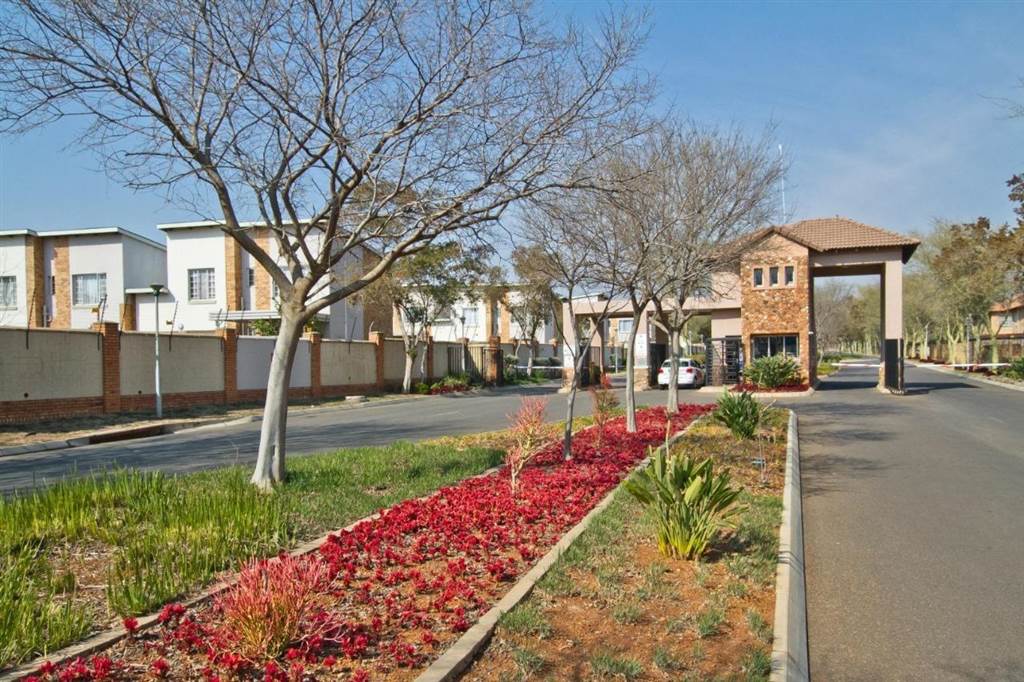 2 Bed Townhouse in Hazeldean (Silverlakes Surroundings) photo number 19