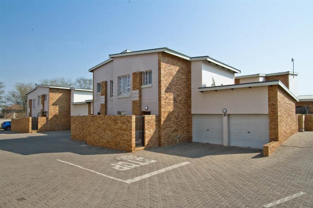 2 Bed Townhouse in Hazeldean (Silverlakes Surroundings) photo number 2