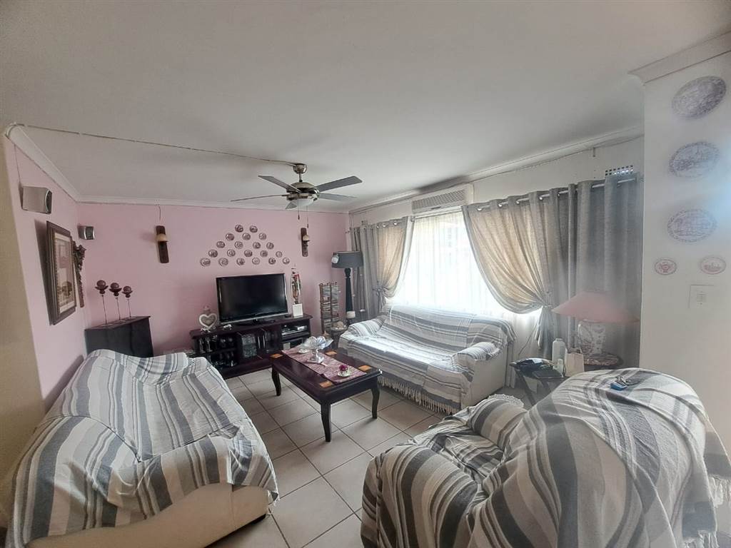 3 Bed Townhouse in Rustenburg Central photo number 7