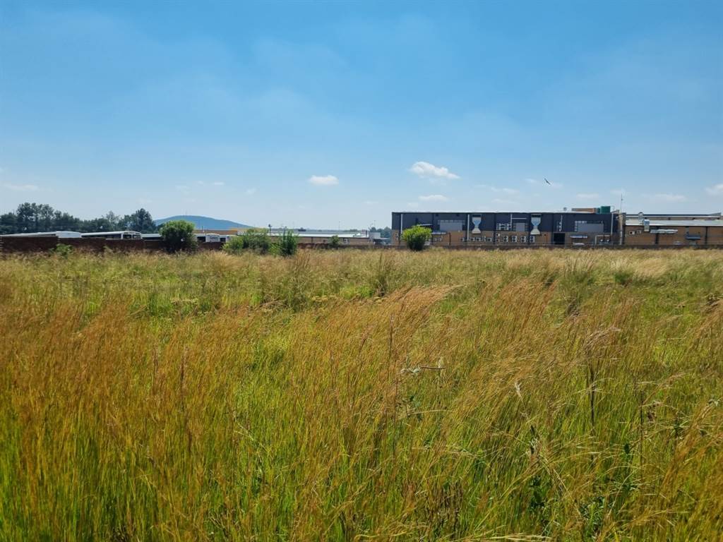 8565 m² Land available in Zwartkop photo number 2