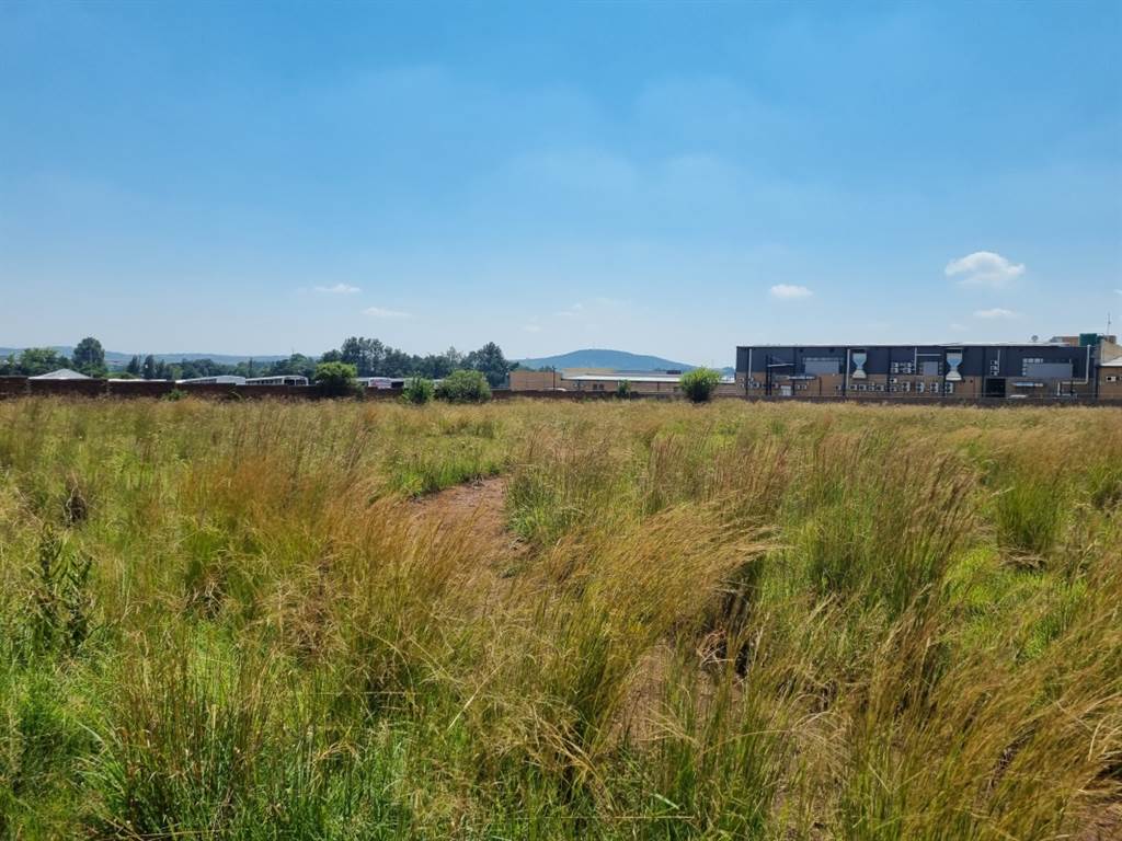 8565 m² Land available in Zwartkop photo number 1