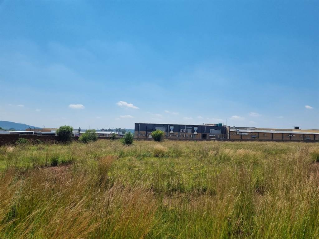 8565 m² Land available in Zwartkop photo number 3