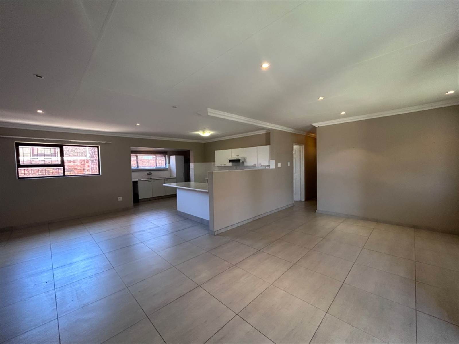 2 Bed Townhouse in Jeffreys Bay photo number 3