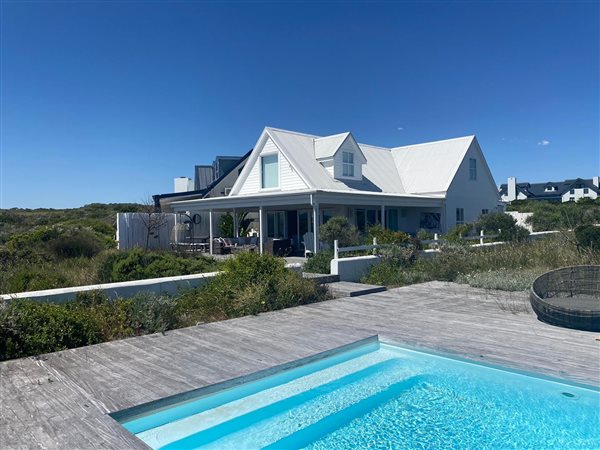 4 Bed House in Grotto Bay