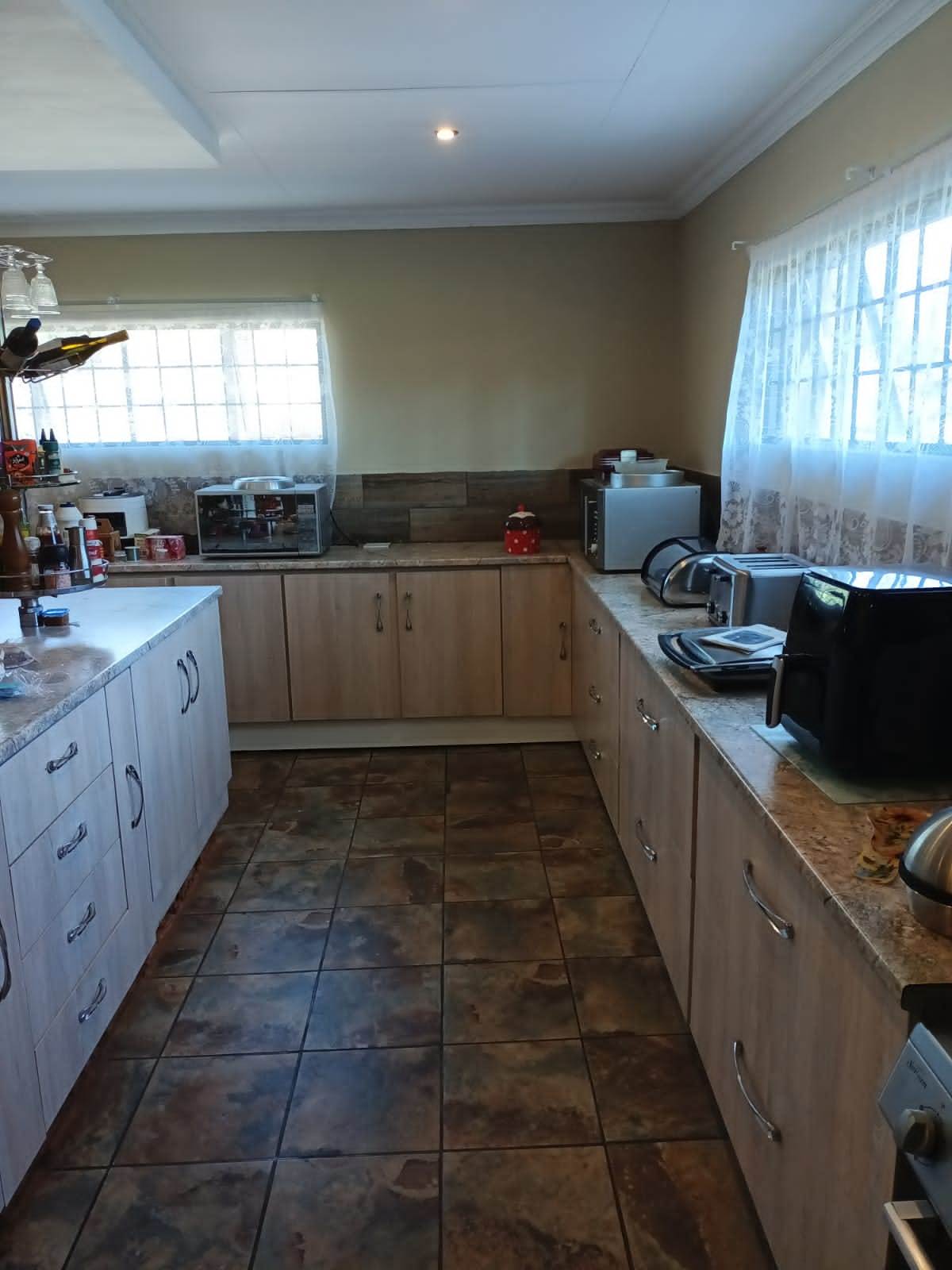 4 Bed House in Rietfontein photo number 5