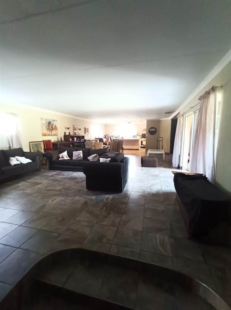 4 Bed House in Rietfontein photo number 4