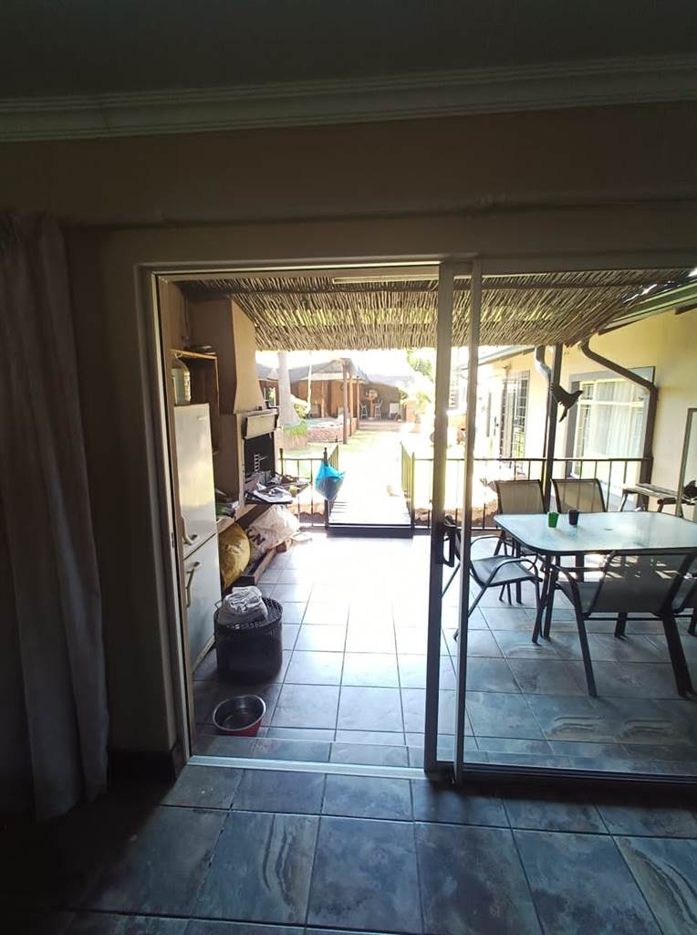 4 Bed House in Rietfontein photo number 19