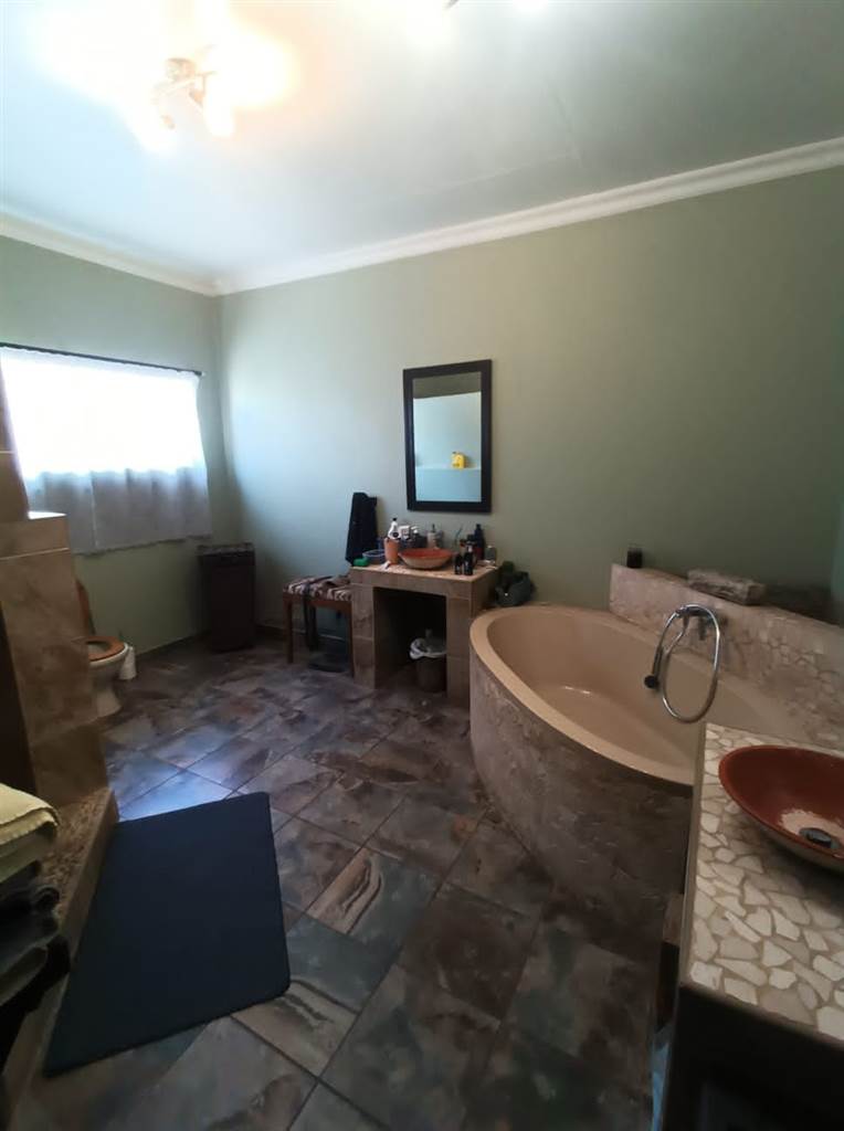 4 Bed House in Rietfontein photo number 10