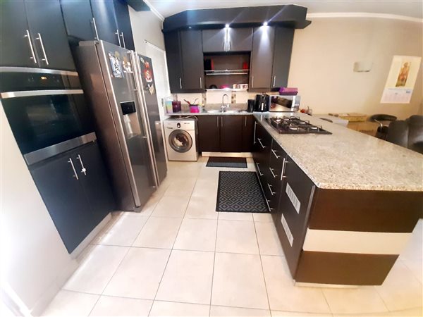 2 Bed Apartment in Palm Lakes Estate