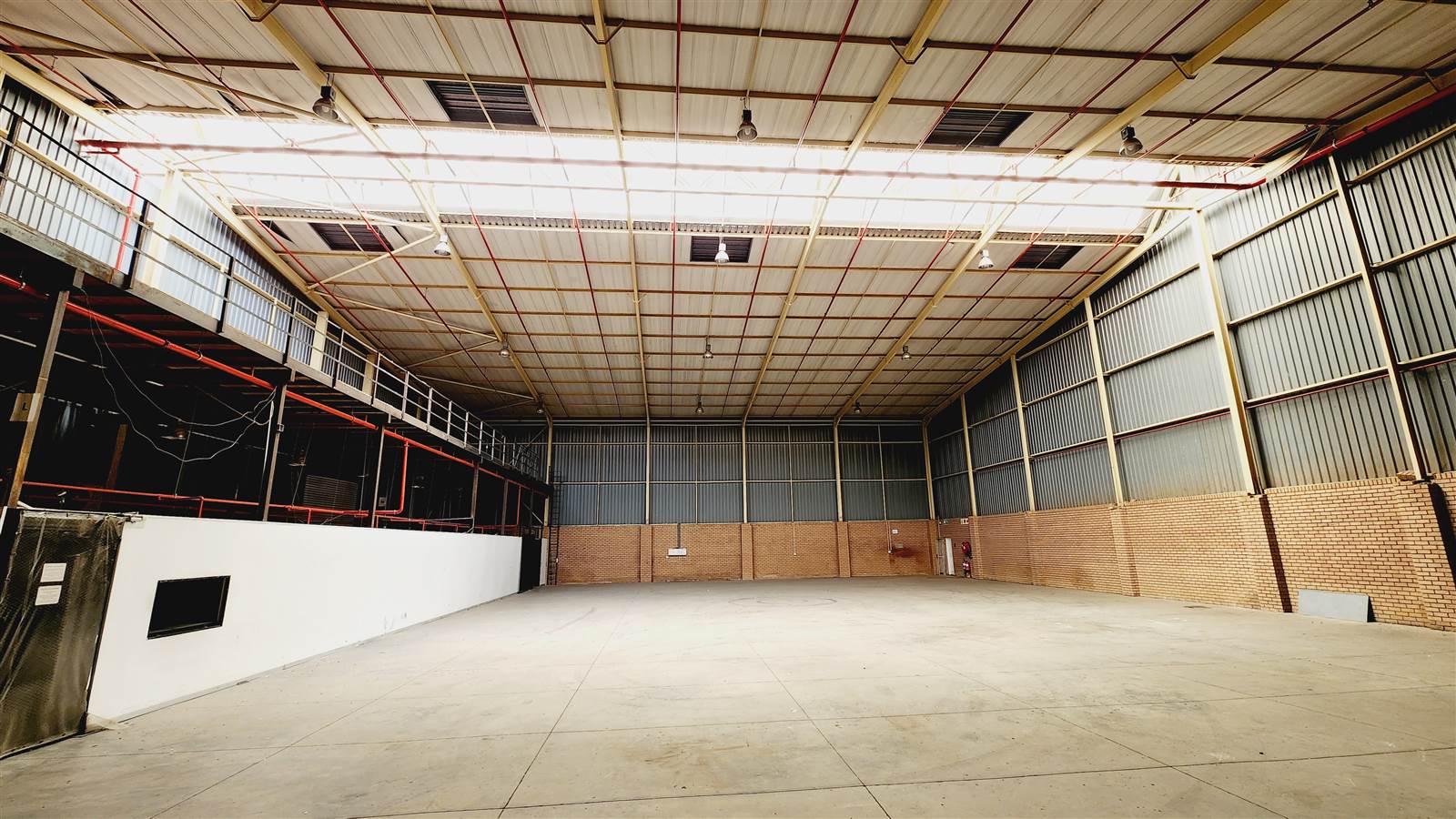 3829.3  m² Industrial space in Laser Park photo number 2