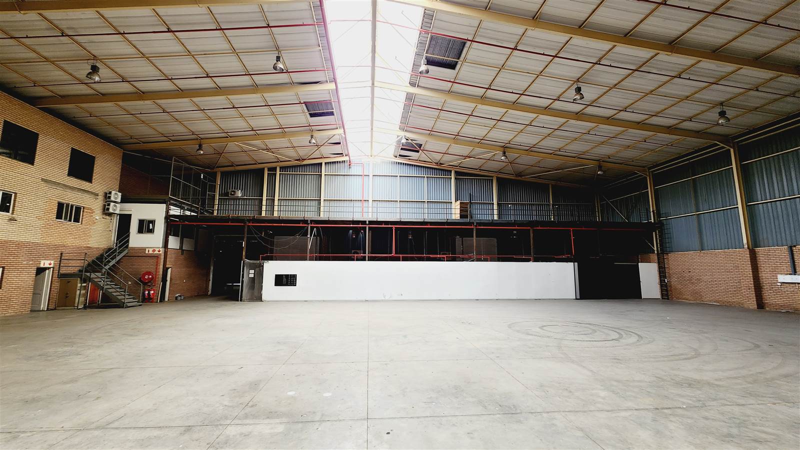 3829.3  m² Industrial space in Laser Park photo number 4