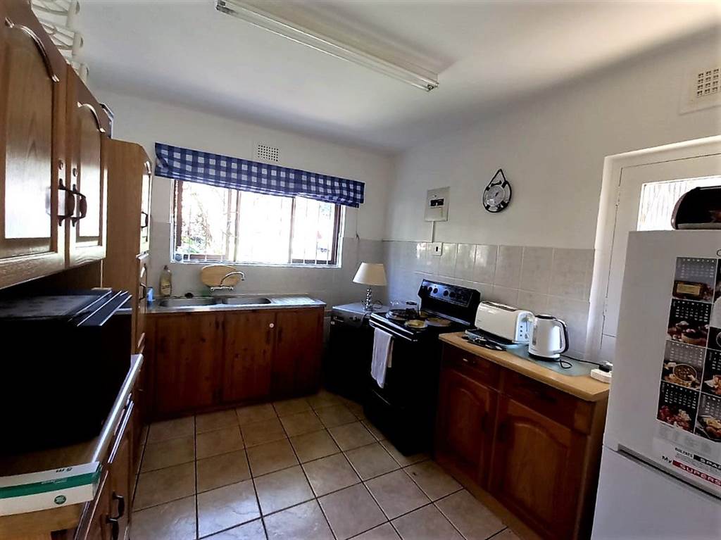 2 Bed Apartment in Uvongo photo number 2
