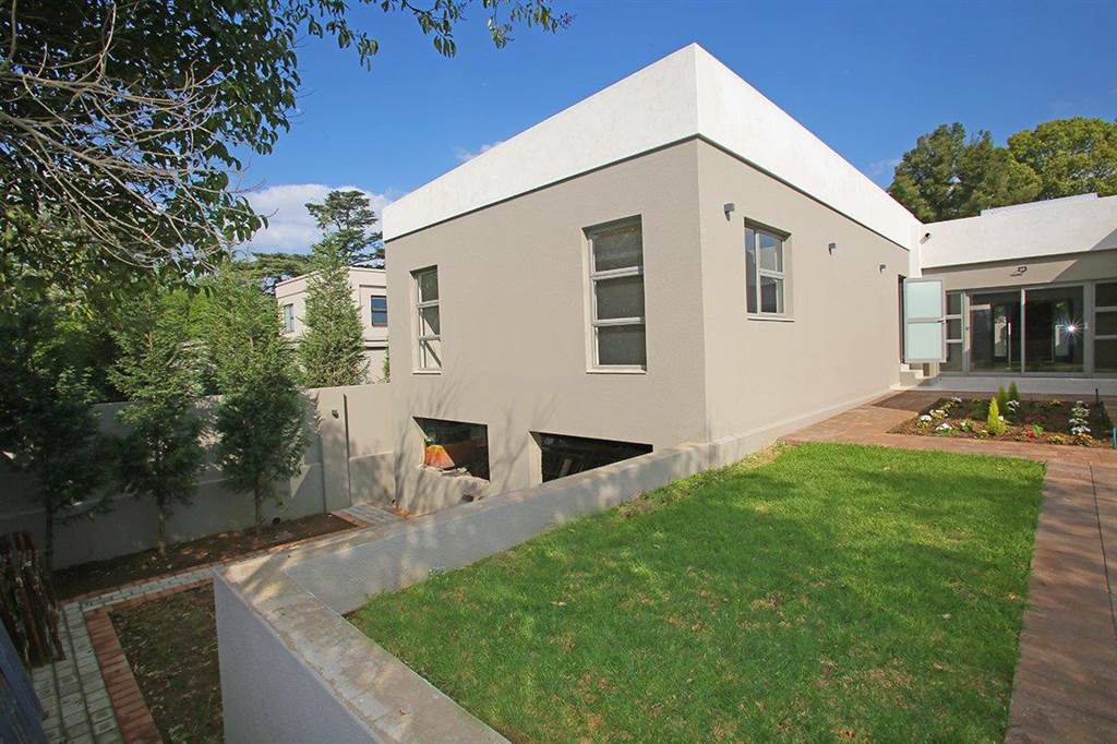 4 Bed Townhouse in Oaklands photo number 1