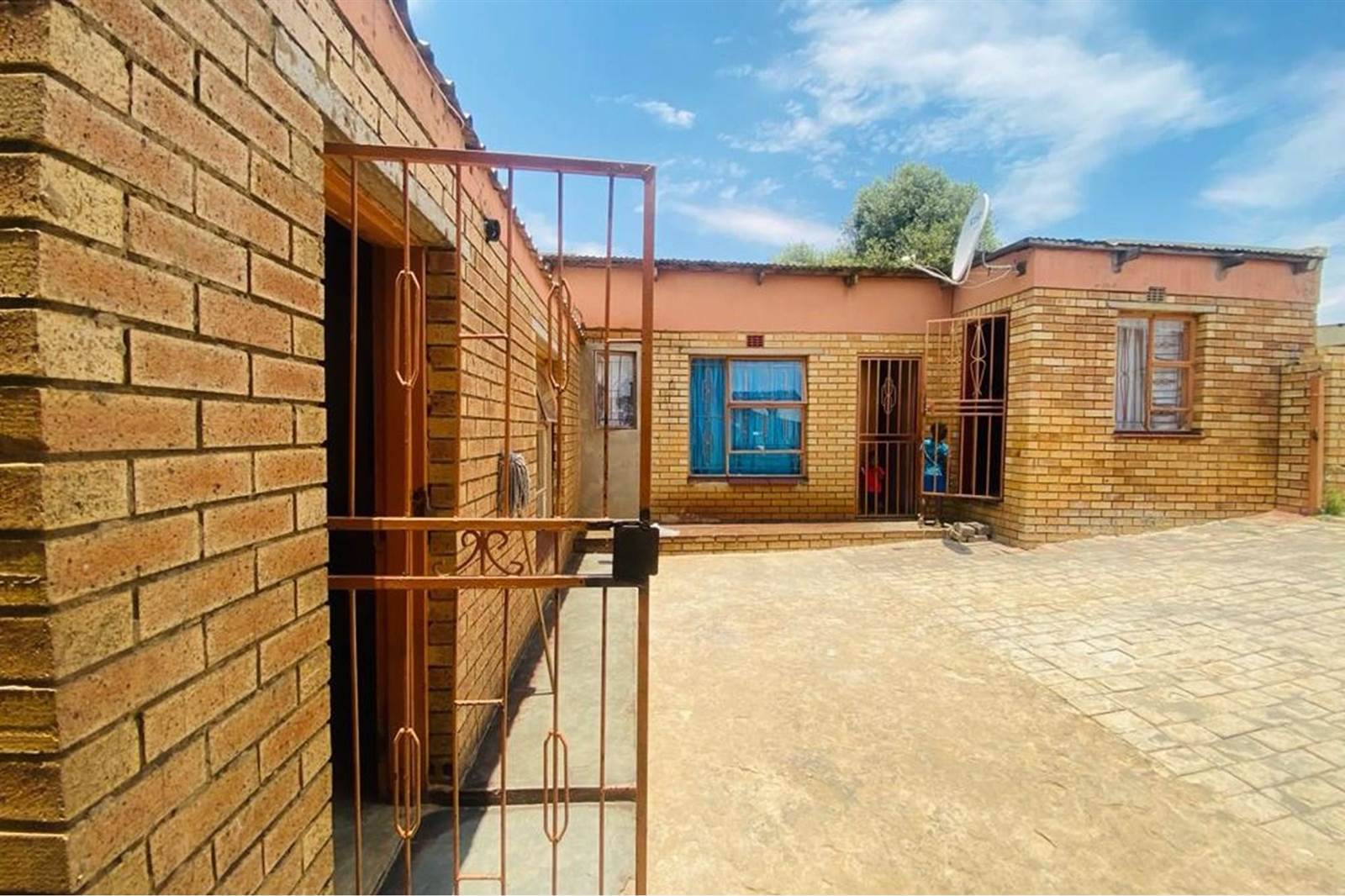 22 Bed House in Tembisa photo number 3