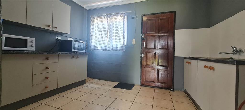 3 Bed House in Klipspruit West photo number 3