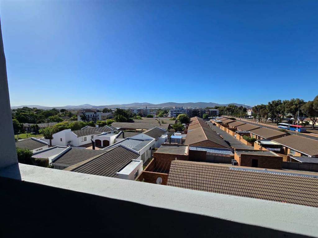 1 Bed Apartment in Tableview photo number 13