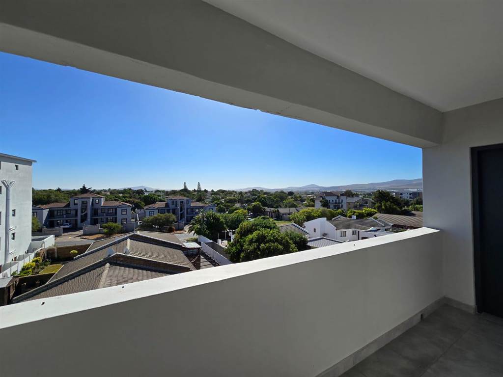 1 Bed Apartment in Tableview photo number 12