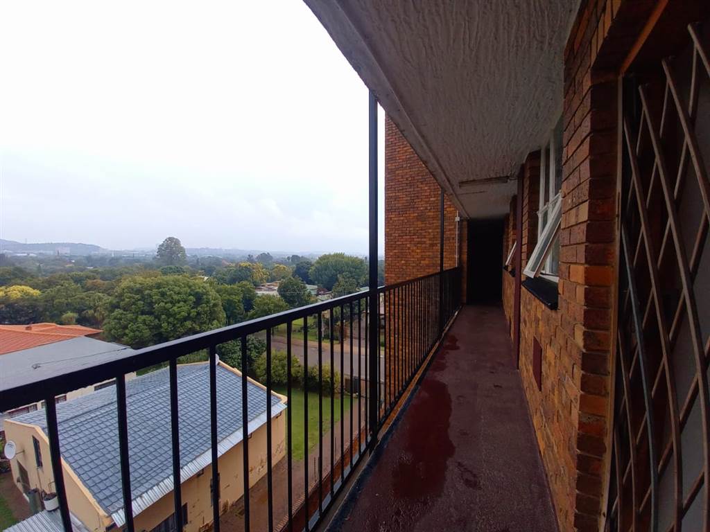 2.5 Bed Apartment in Rietfontein photo number 2