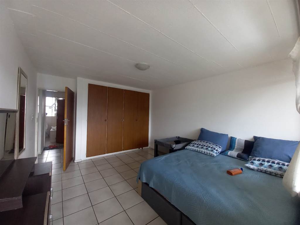 2.5 Bed Apartment in Rietfontein photo number 8