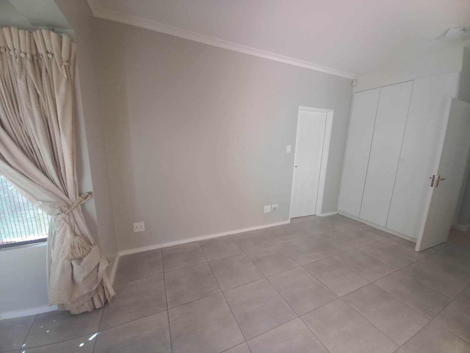 3 Bed Apartment in Bryanston photo number 6