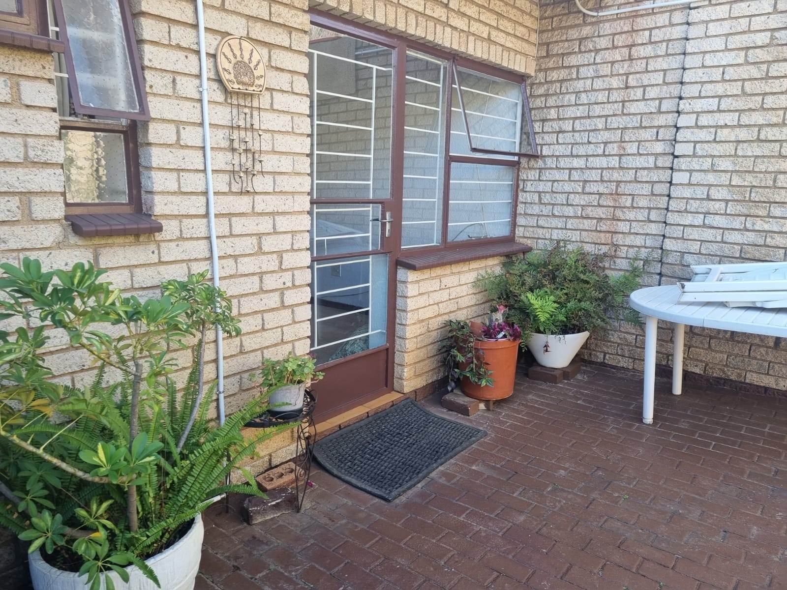 3 Bed Townhouse in Constantia Kloof photo number 16