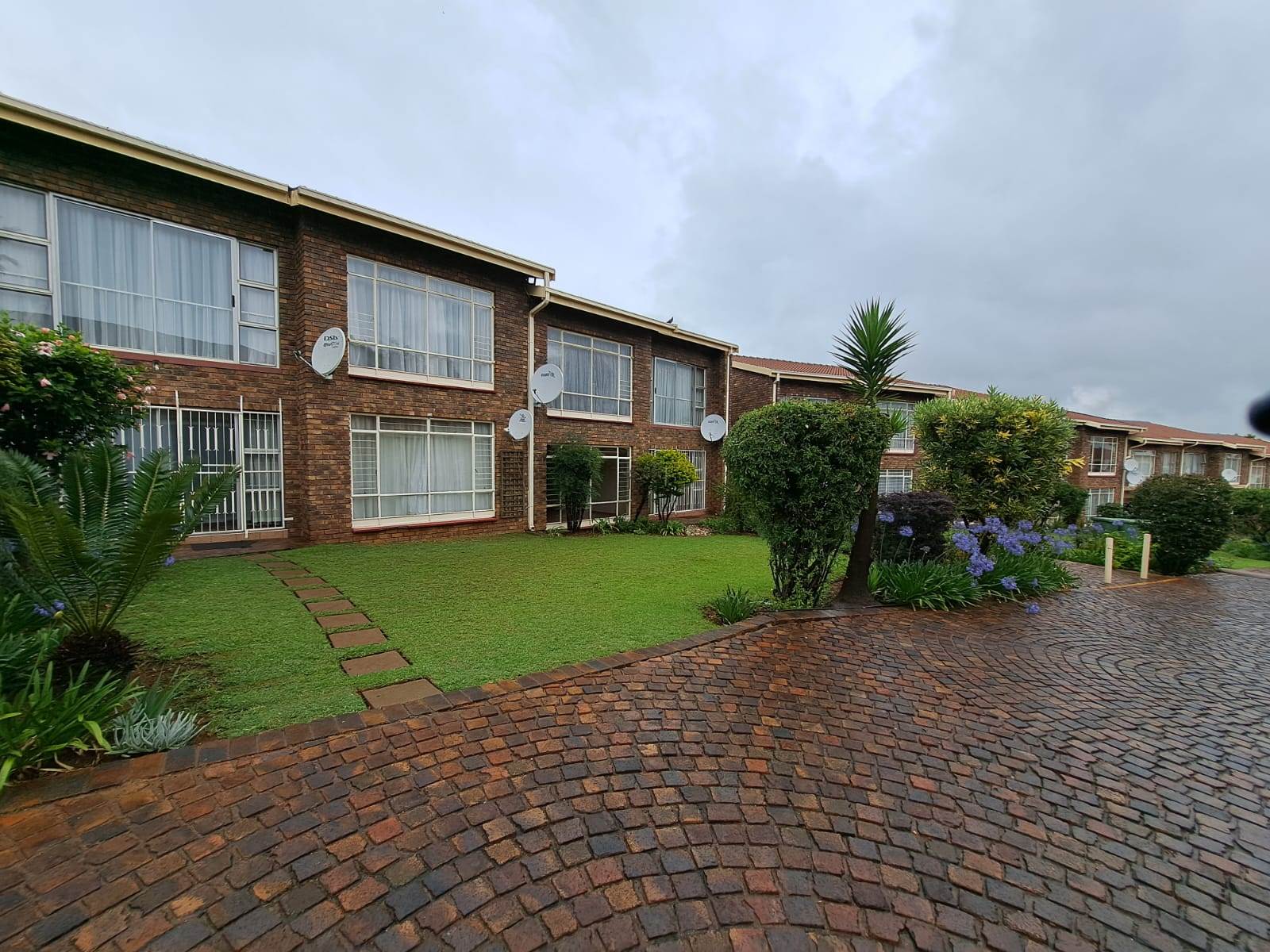 2 Bed Apartment in Brackendowns photo number 2