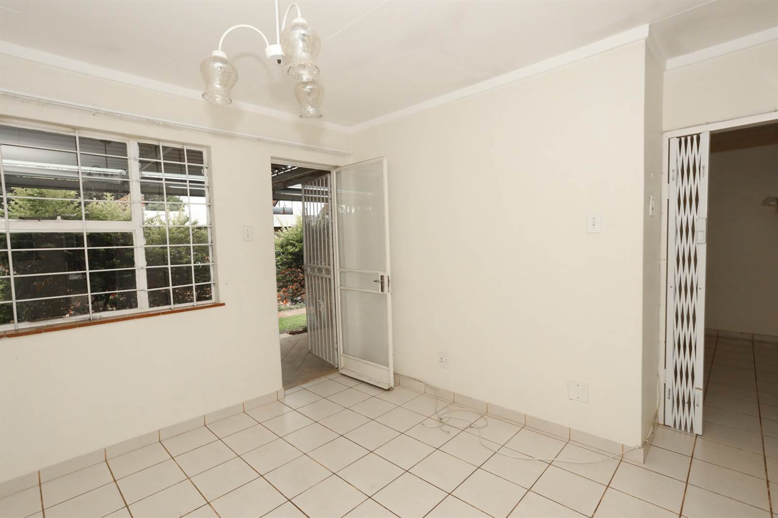 1 Bed Townhouse in Die Hoewes photo number 16