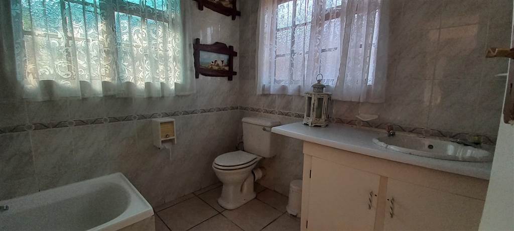 6 Bed House in Lamberts Bay photo number 20